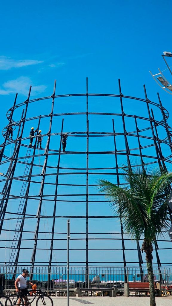 Montagem da Maior Árvore de Natal de Praia Grande 